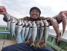 にこやかに　ワンダフル釣行　デカイマアジに小ダイだ