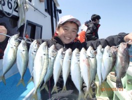 Lady　ファイターさん　極上マアジを釣りまくりましたね　にこやかにポーズ