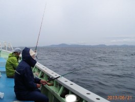 海上穏やかでしょ　真ん中の高い山が大山です　左の端の方に神島が・・手すりで隠れてしまったようです