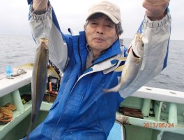 船尾で釣りまくりだね