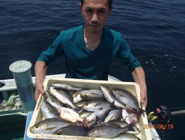 船尾で釣りまくりモード