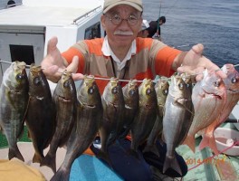 船首の釣り座でも大漁モード