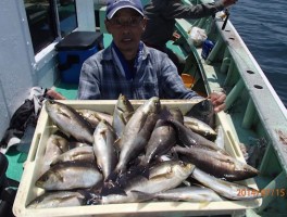 こちらは船首の釣り座で大漁だ