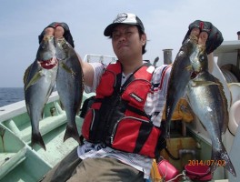 船首で余裕の釣り放題状態