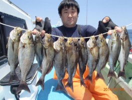 船首の釣り座でも大漁節