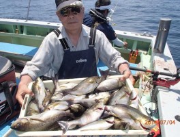 船尾の方の釣り座でもこんなもんだね