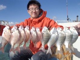 船首の釣り座でガンバしましたね