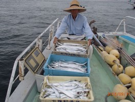 船首の釣り座で大漁節だね